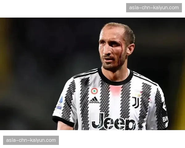 特写：39岁基耶利尼在训练场指导尤文青年队后卫